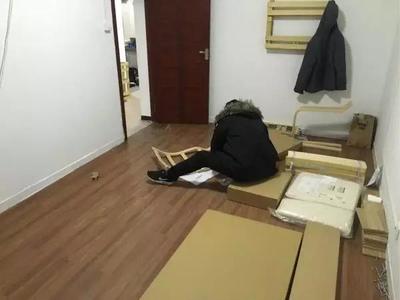 理工男花4800元改造出租房，房東欲嫁女，家具安裝成佳話